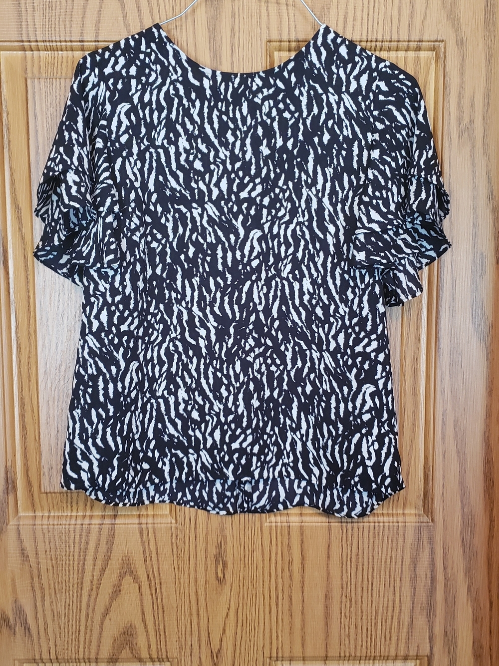 Ann Taylor Black and White Patterned Ruffle Sleeve Blouse. Petite Xs.